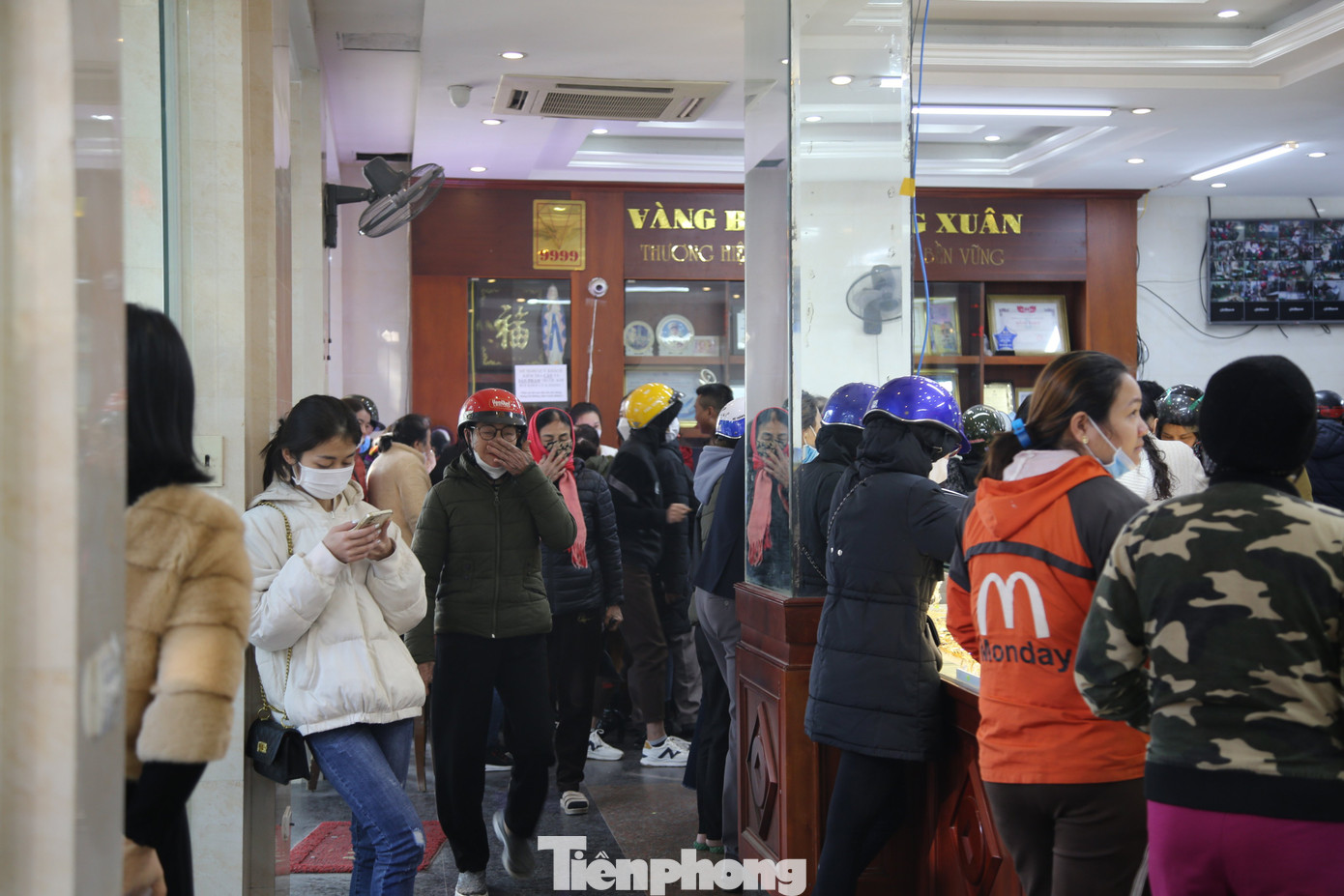 Ghi nhận vào sáng 31/1 (ngày mùng 10 tháng Giêng), tuyến đường Nguyễn Công Trứ (thành phố Hà Tĩnh) đông kín người khi số lượng khách đến tại đây mua vàng trong ngày vía Thần tài. Ghi nhận vào sáng 31/1 (ngày mùng 10 tháng Giêng), tuyến đường Nguyễn Công Trứ (thành phố Hà Tĩnh) đông kín người khi số lượng khách đến tại đây mua vàng trong ngày vía Thần tài.