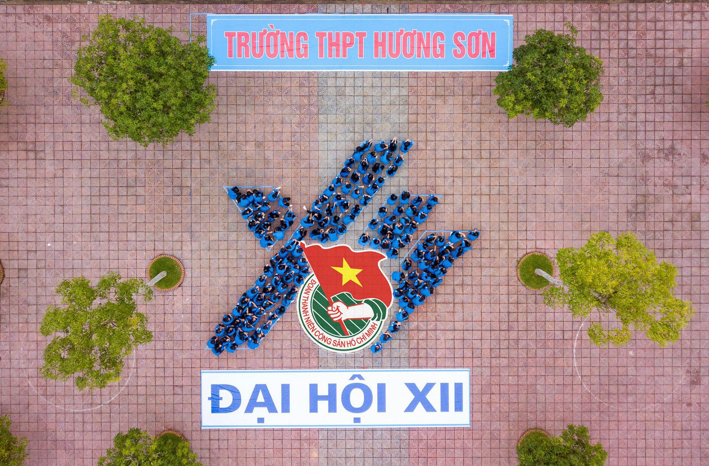 Ngoài đồng diễn dân vũ, các đoàn trường cũng đã tổ chức cho đoàn viên thanh niên xếp chữ “Đại hội XII” để chào mừng Đại hội.