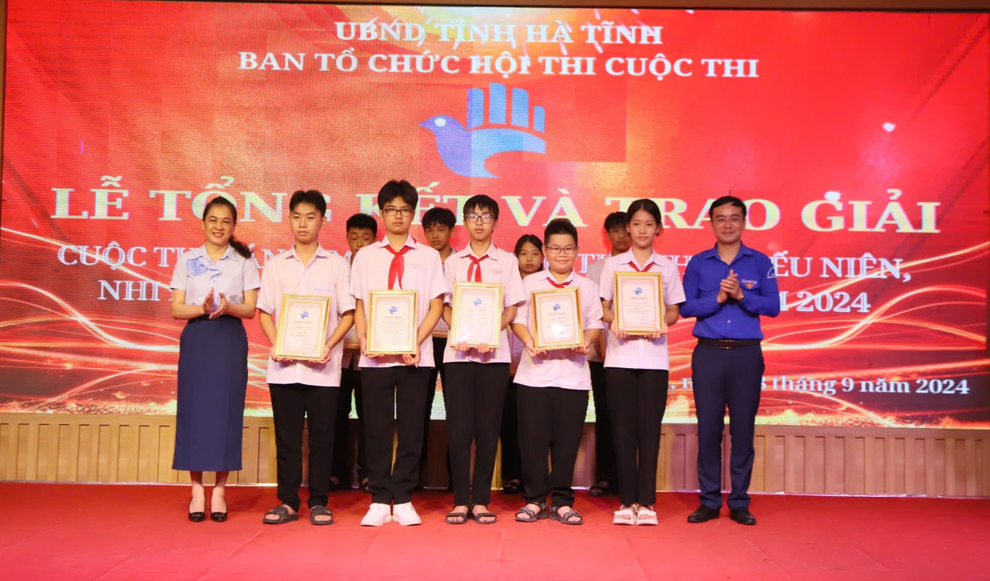 Nhóm học sinh nhận khen thưởng tại cuộc thi sáng tạo dành cho thanh thiếu niên, nhi đồng Hà Tĩnh. Nhóm học sinh nhận khen thưởng tại cuộc thi sáng tạo dành cho thanh thiếu niên, nhi đồng Hà Tĩnh.