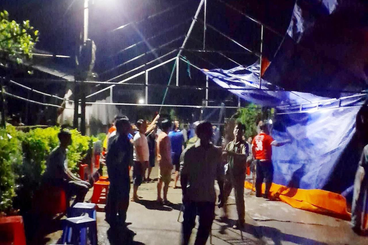 Người thân chuẩn bị thủ tục an táng cho nạn nhân.