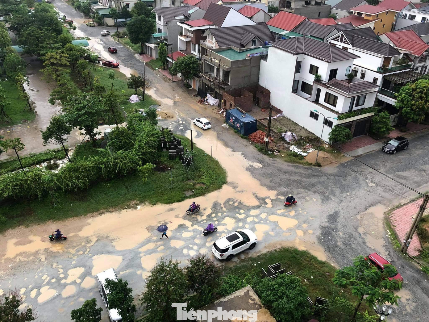 Tình trạng đường xuống cấp xuất hiện dọc tuyến dẫn vào khu Nhà ở xã hội, trường Mầm Non Trí Đức (cơ sở 2), trường Phổ thông Liên cấp Albert Einstein và hàng chục hộ dân sống ở tổ dân phố Hòa Linh, phường Thạch Linh, TP Hà Tĩnh.