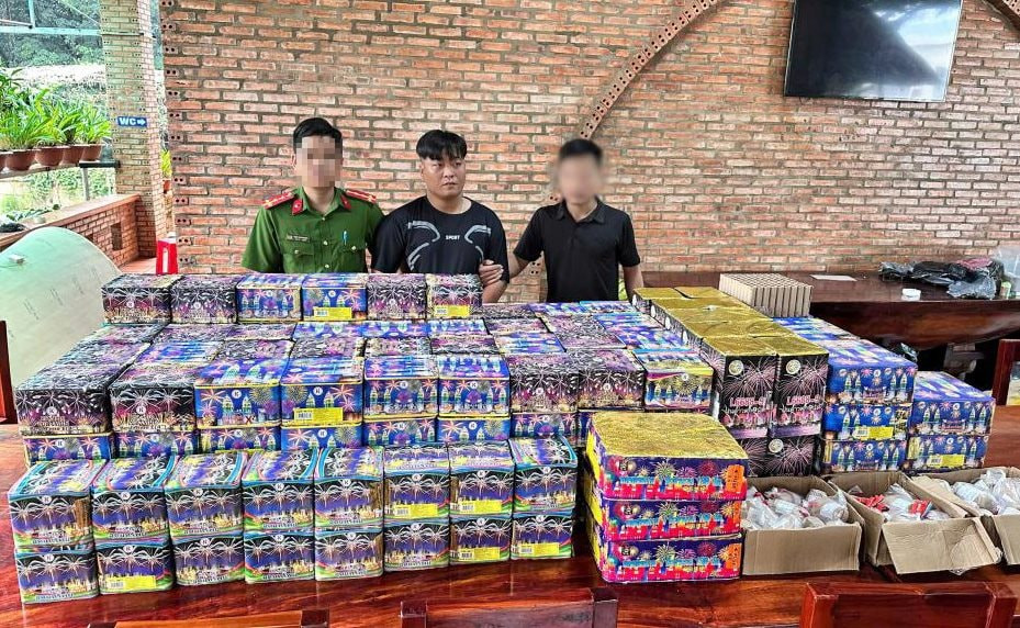 Phạm Viết Nhật (giữa) cùng tang vật pháo bị bắt giữ.