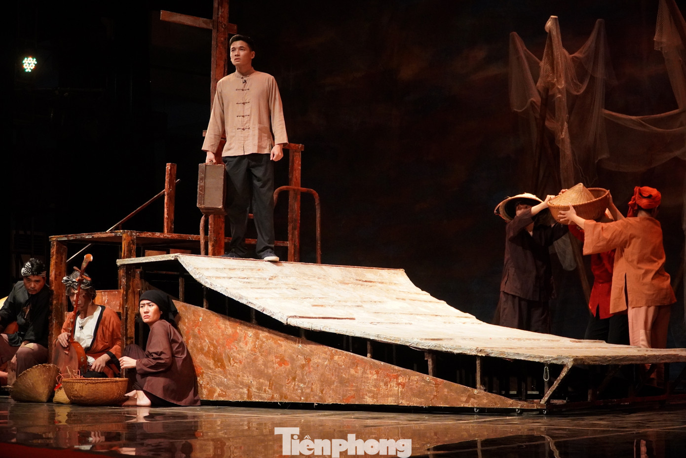 Cảnh trong vở "Sống mãi tuổi 17".