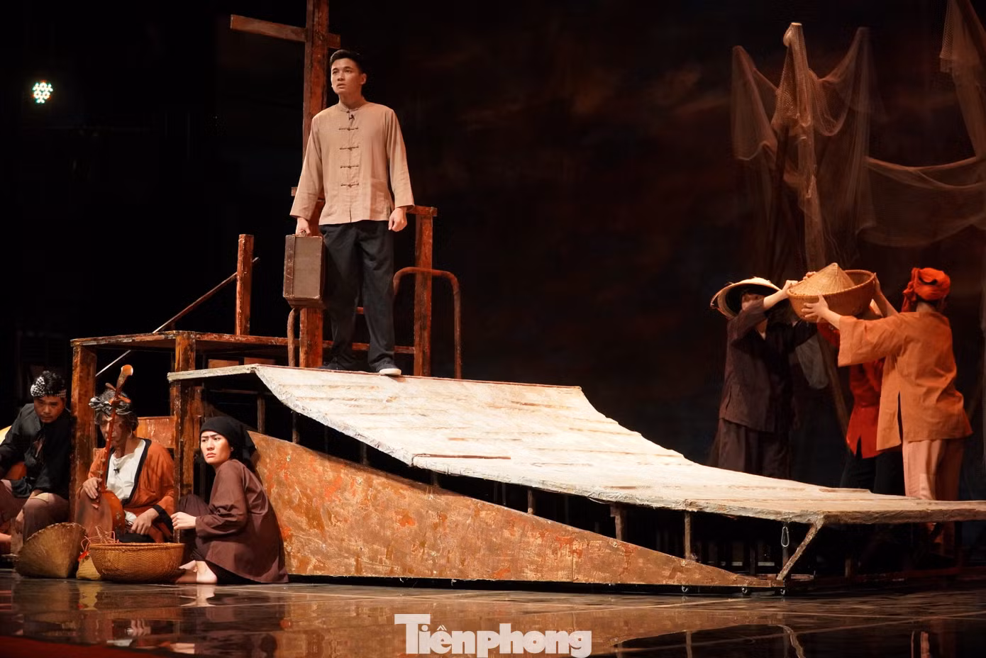 Cảnh trong vở "Sống mãi tuổi 17".