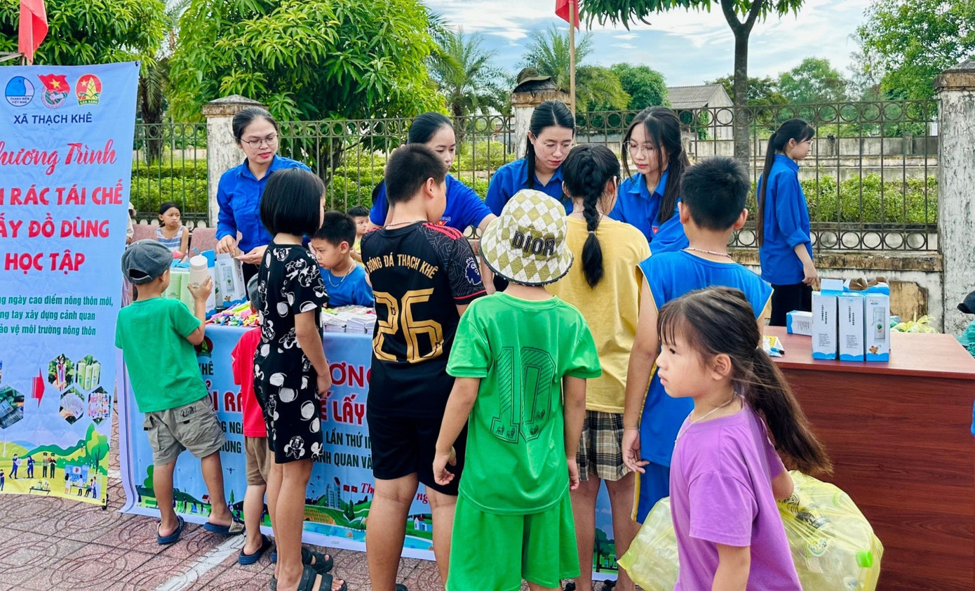 Đến nay, sau hơn 2 tuần thực hiện, các cơ sở Đoàn trên toàn huyện đã tổ chức hơn 500 lượt đổi rác lấy đồ dùng học tập và cây xanh. Chương trình đổi rác thải lấy đồ dùng học tập được Đoàn xã Thạch Khê tổ chức thu hút đông đảo các em học sinh tham gia.