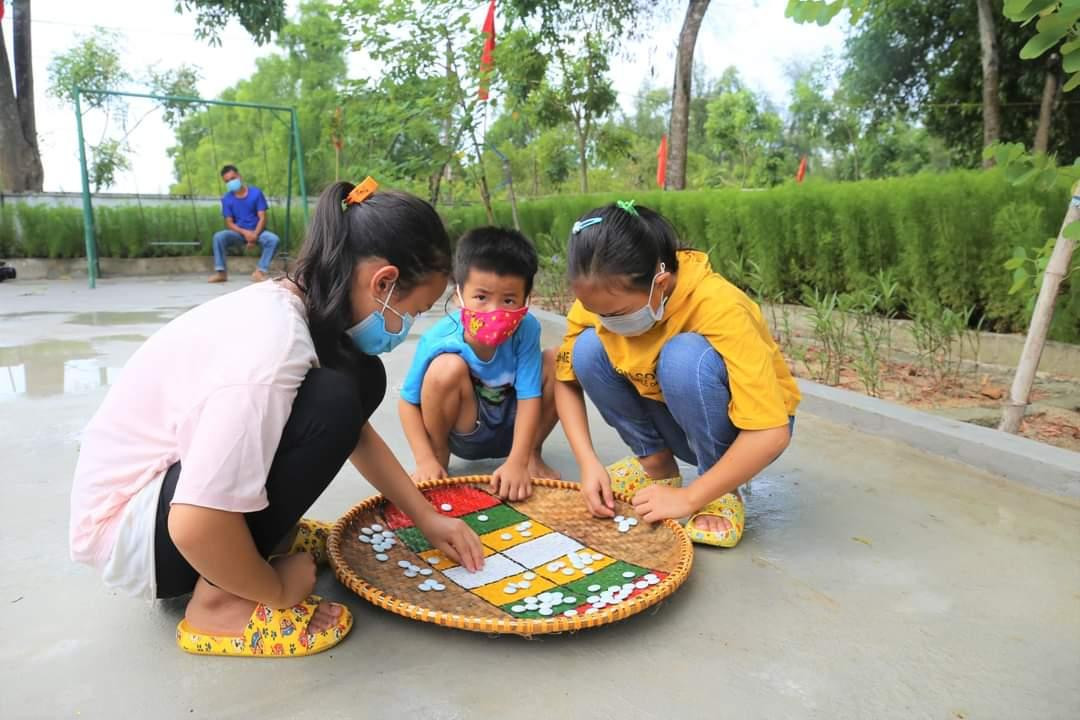 Những bộ trò chơi dân gian được các bạn nhỏ thích thú. Những bộ trò chơi dân gian được các bạn nhỏ thích thú.