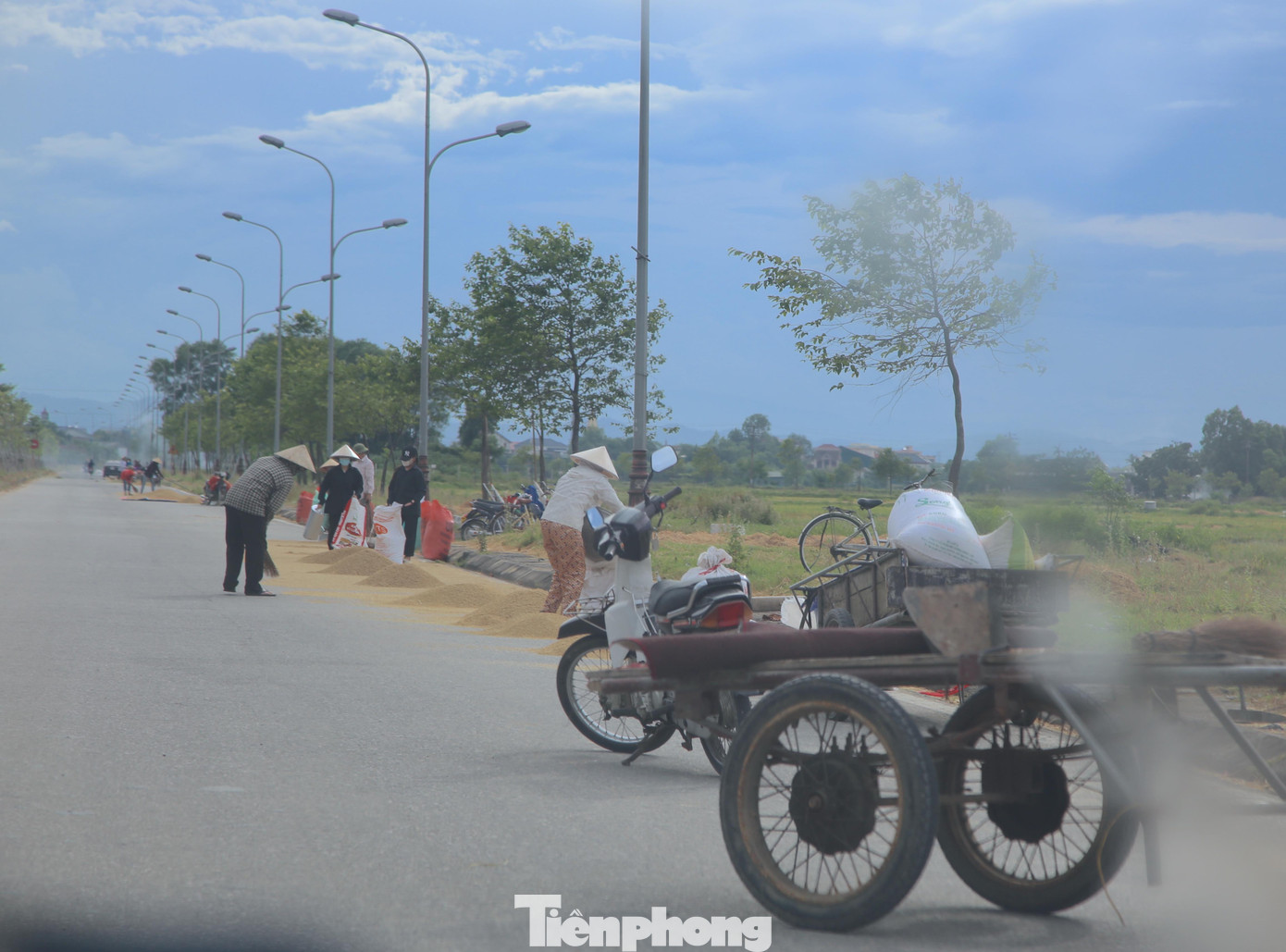 Hiện đang là thời gian cao điểm thu hoạch lúa và nông sản, tình trạng biến mặt đường giao thông thành “sân phơi” không chỉ diễn ra tại tuyến đường này mà còn xảy ra tại một số điểm ở quốc lộ 1A, quốc lộ 8A như Cẩm Xuyên, Thạch Hà, Hương Sơn....