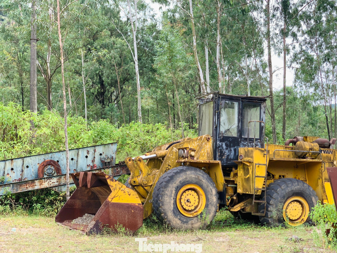 Đối với những mỏ được cấp phép khi đã hết hạn khai thác và thuê đất thì buộc phải thu dọn máy móc, trả lại hiện trạng môi trường, nhưng đến nay nhiều mỏ vẫn chưa thực hiện theo đúng quy định. Đối với những mỏ được cấp phép khi đã hết hạn khai thác và thuê đất thì buộc phải thu dọn máy móc, trả lại hiện trạng môi trường, nhưng đến nay nhiều mỏ vẫn chưa thực hiện theo đúng quy định.