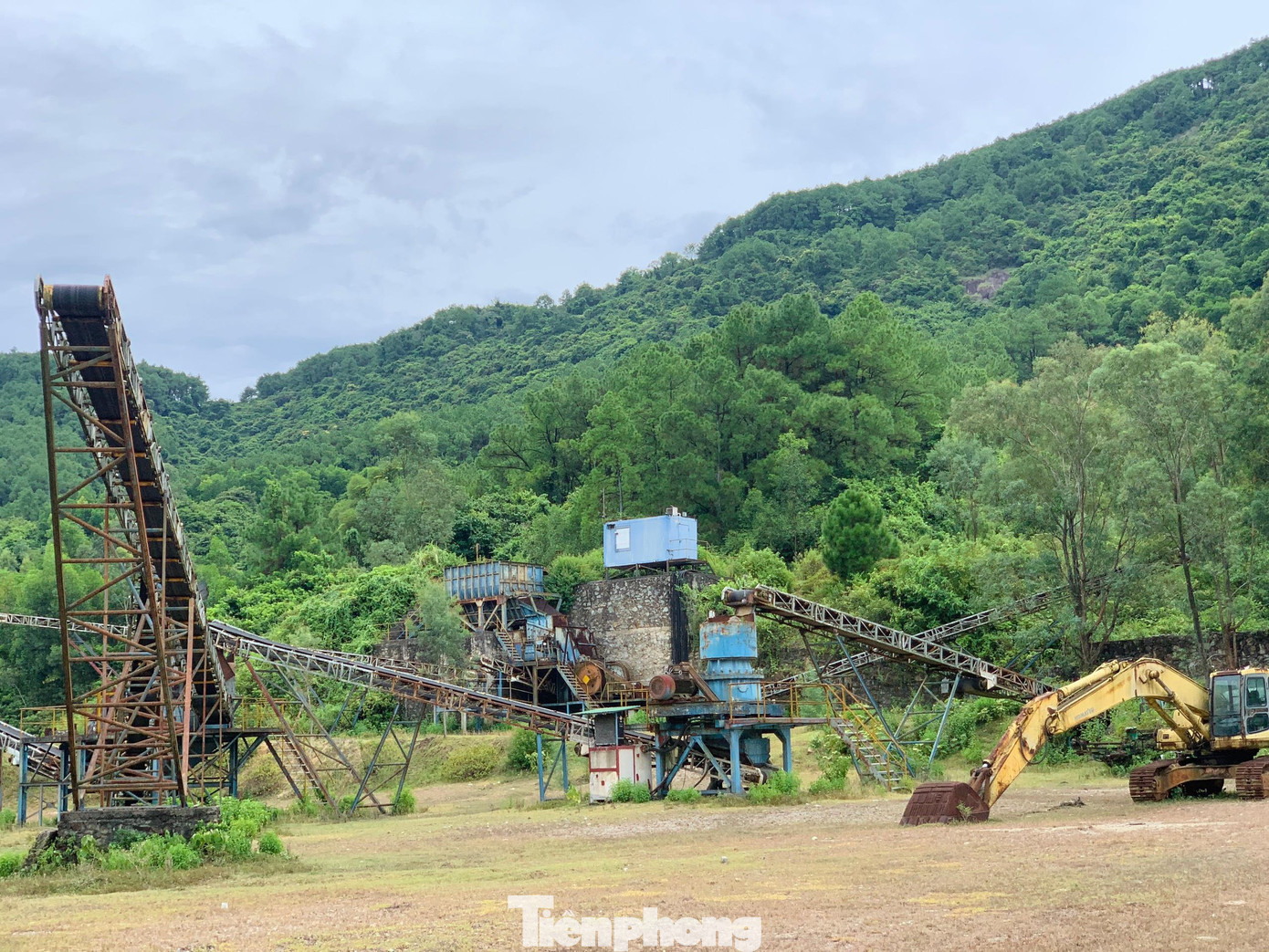 Vì doanh nghiệp này thuê đất 30 năm nên còn để lại máy móc, tài sản tại vị trí trên. Theo đại diện Công ty Cổ phần Hợp tác Kinh tế Việt - Séc, do còn một số vướng mắc chưa được giải quyết với chính quyền nên số lượng máy móc vẫn phải để tại khu đất này chờ phương án xử lý. Vì doanh nghiệp này thuê đất 30 năm nên còn để lại máy móc, tài sản tại vị trí trên. Theo đại diện Công ty Cổ phần Hợp tác Kinh tế Việt - Séc, do còn một số vướng mắc chưa được giải quyết với chính quyền nên số lượng máy móc vẫn phải để tại khu đất này chờ phương án xử lý.