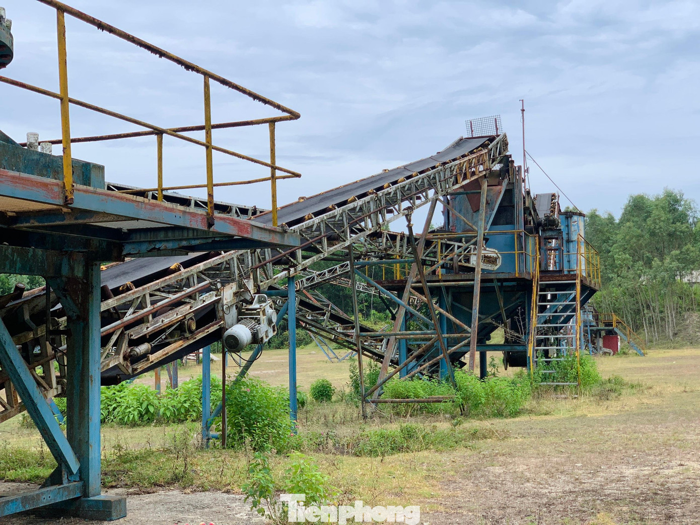 Một dàn máy móc của Công ty Cổ phần Hợp tác Kinh tế Việt - Séc được đầu tư với nguồn vốn hàng chục tỷ đồng nay cũng đang trong tình trạng "đắp chiếu". Năm 2011, công ty buộc dừng khai thác, không được gia hạn khai thác mỏ do vướng mắc một số quy định. Một dàn máy móc của Công ty Cổ phần Hợp tác Kinh tế Việt - Séc được đầu tư với nguồn vốn hàng chục tỷ đồng nay cũng đang trong tình trạng "đắp chiếu". Năm 2011, công ty buộc dừng khai thác, không được gia hạn khai thác mỏ do vướng mắc một số quy định.