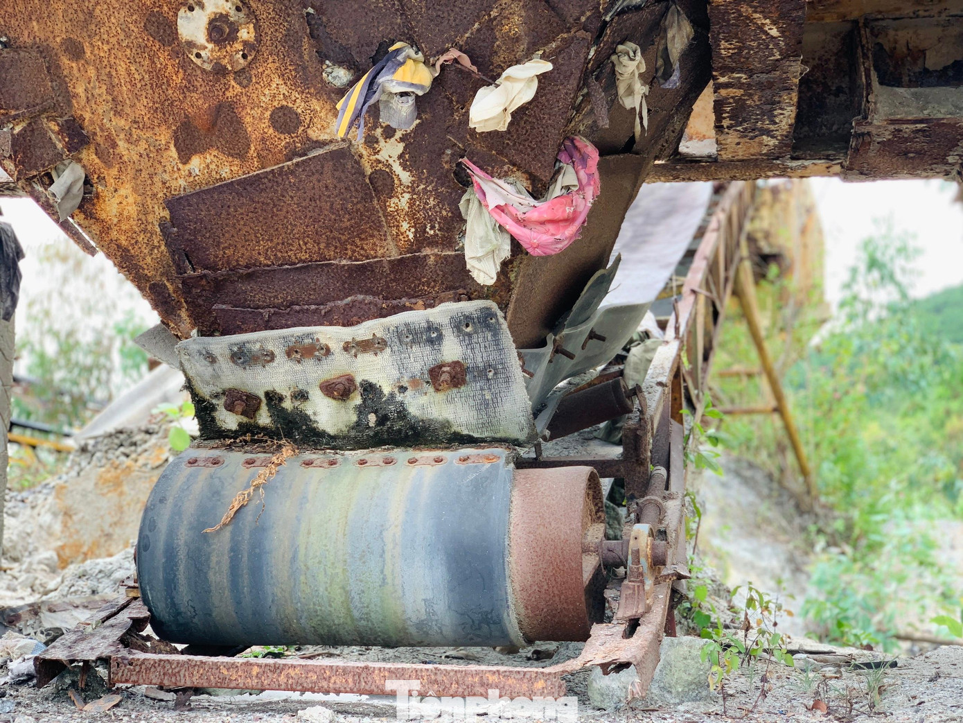 Máy móc hoen gỉ, trơ trọi, bỏ không thời gian dài đã hư hỏng, trở thành đống phế liệu. Máy móc hoen gỉ, trơ trọi, bỏ không thời gian dài đã hư hỏng, trở thành đống phế liệu.