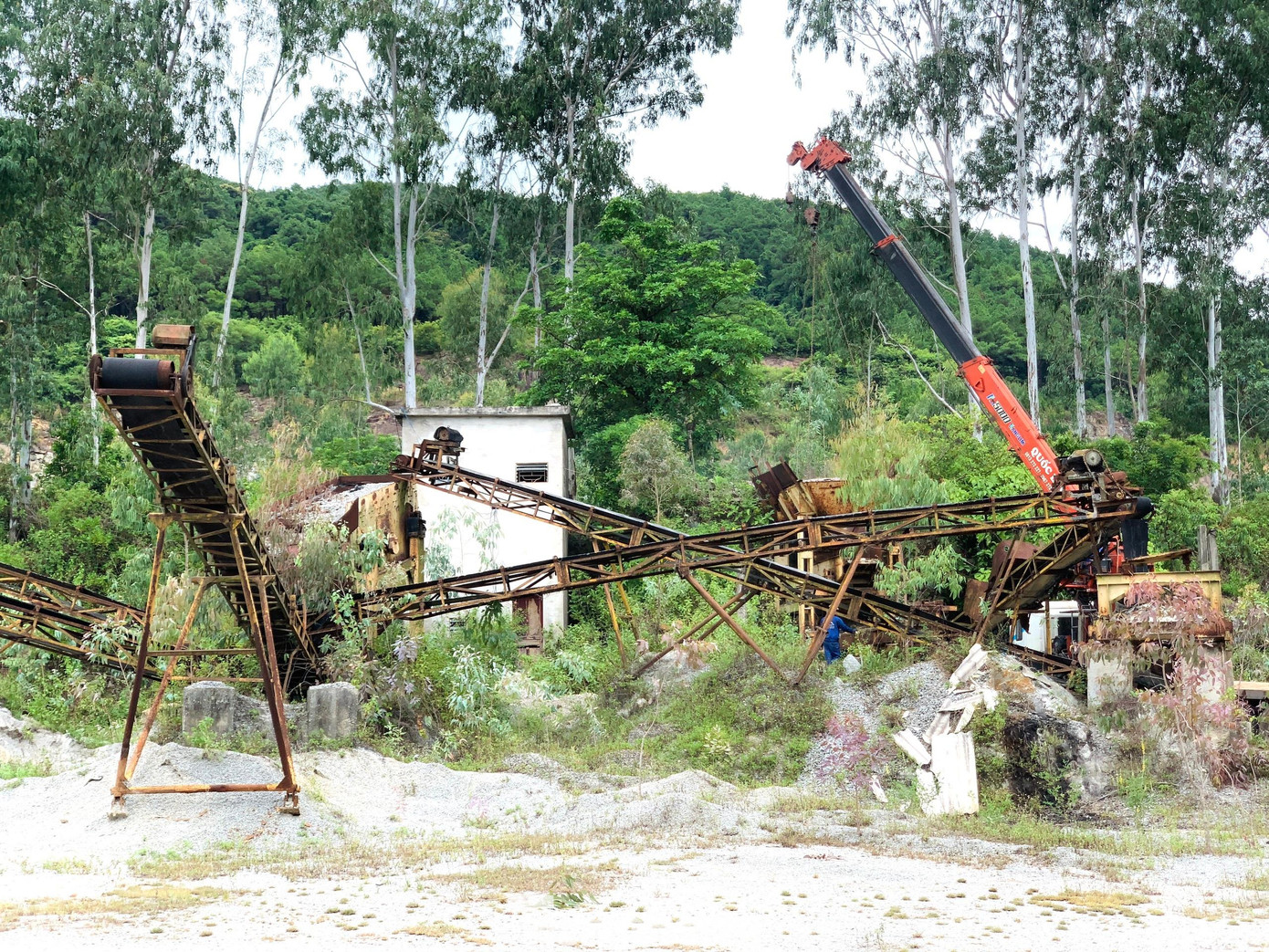 Để đảm bảo an toàn, cảnh quan trên dọc tuyến Quốc lộ 1A, nhiều mỏ khai thác khoáng sản tại thị xã Hồng Lĩnh (Hà Tĩnh) bị cấm khai thác, buộc đóng cửa. Theo Sở Tài nguyên và Môi trường tỉnh Hà Tĩnh, tại thị xã Hồng Lĩnh tính đến năm 2015 có 29 mỏ khai thác khoáng sản dọc quốc lộ 1A đã hết hạn, bị cấm khai thác. Để đảm bảo an toàn, cảnh quan trên dọc tuyến Quốc lộ 1A, nhiều mỏ khai thác khoáng sản tại thị xã Hồng Lĩnh (Hà Tĩnh) bị cấm khai thác, buộc đóng cửa. Theo Sở Tài nguyên và Môi trường tỉnh Hà Tĩnh, tại thị xã Hồng Lĩnh tính đến năm 2015 có 29 mỏ khai thác khoáng sản dọc quốc lộ 1A đã hết hạn, bị cấm khai thác.