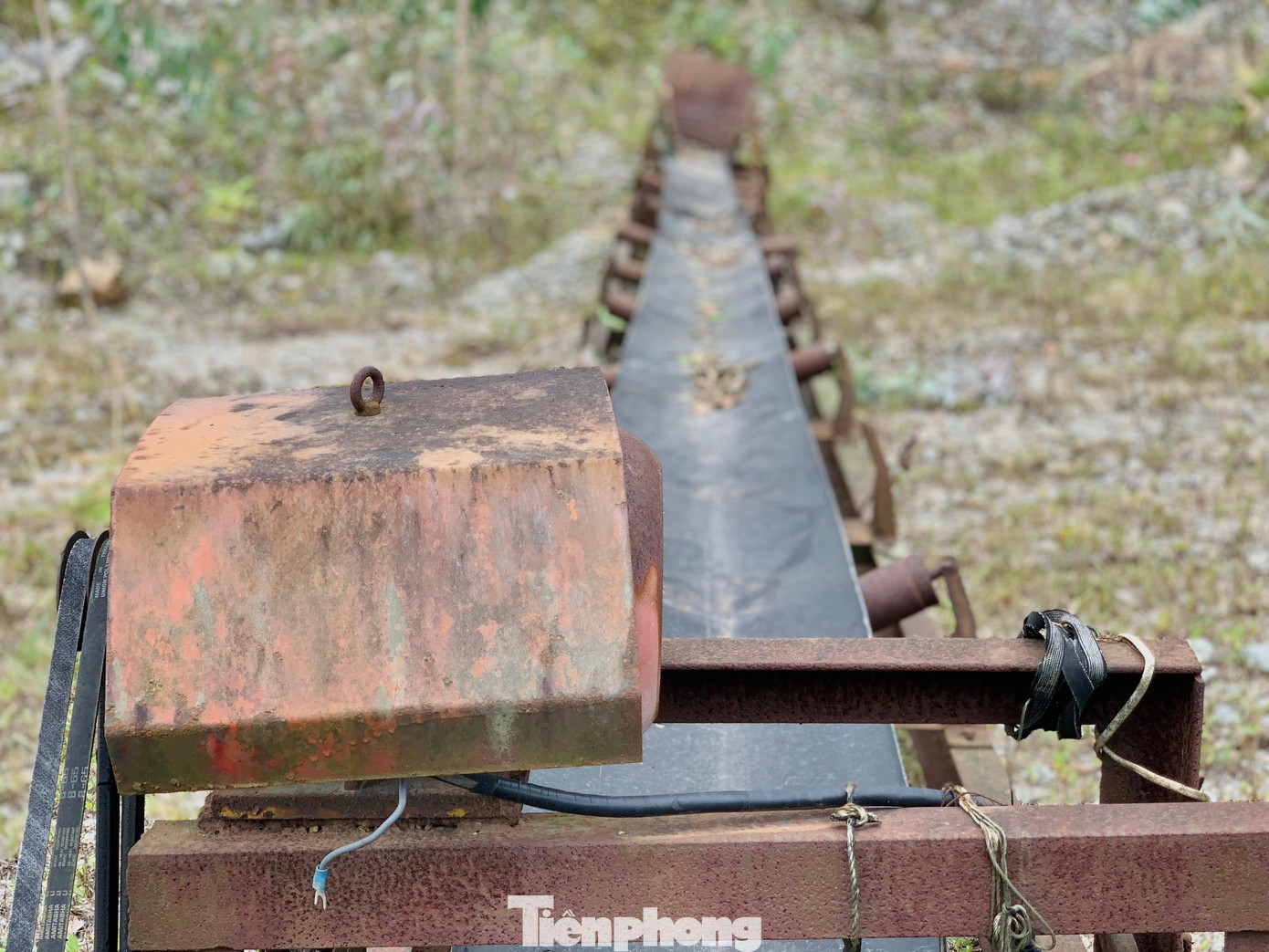 Hàng loạt ôtô, máy móc nằm phơi nắng mưa tại các mỏ khoáng sản bị dừng khai thác ở Hà Tĩnh. Do bỏ hoang lâu năm, nơi đây vắng bóng người qua lại, máy móc hoen gỉ, hư hỏng do không hoạt động thời gian dài. Hàng loạt ôtô, máy móc nằm phơi nắng mưa tại các mỏ khoáng sản bị dừng khai thác ở Hà Tĩnh. Do bỏ hoang lâu năm, nơi đây vắng bóng người qua lại, máy móc hoen gỉ, hư hỏng do không hoạt động thời gian dài.