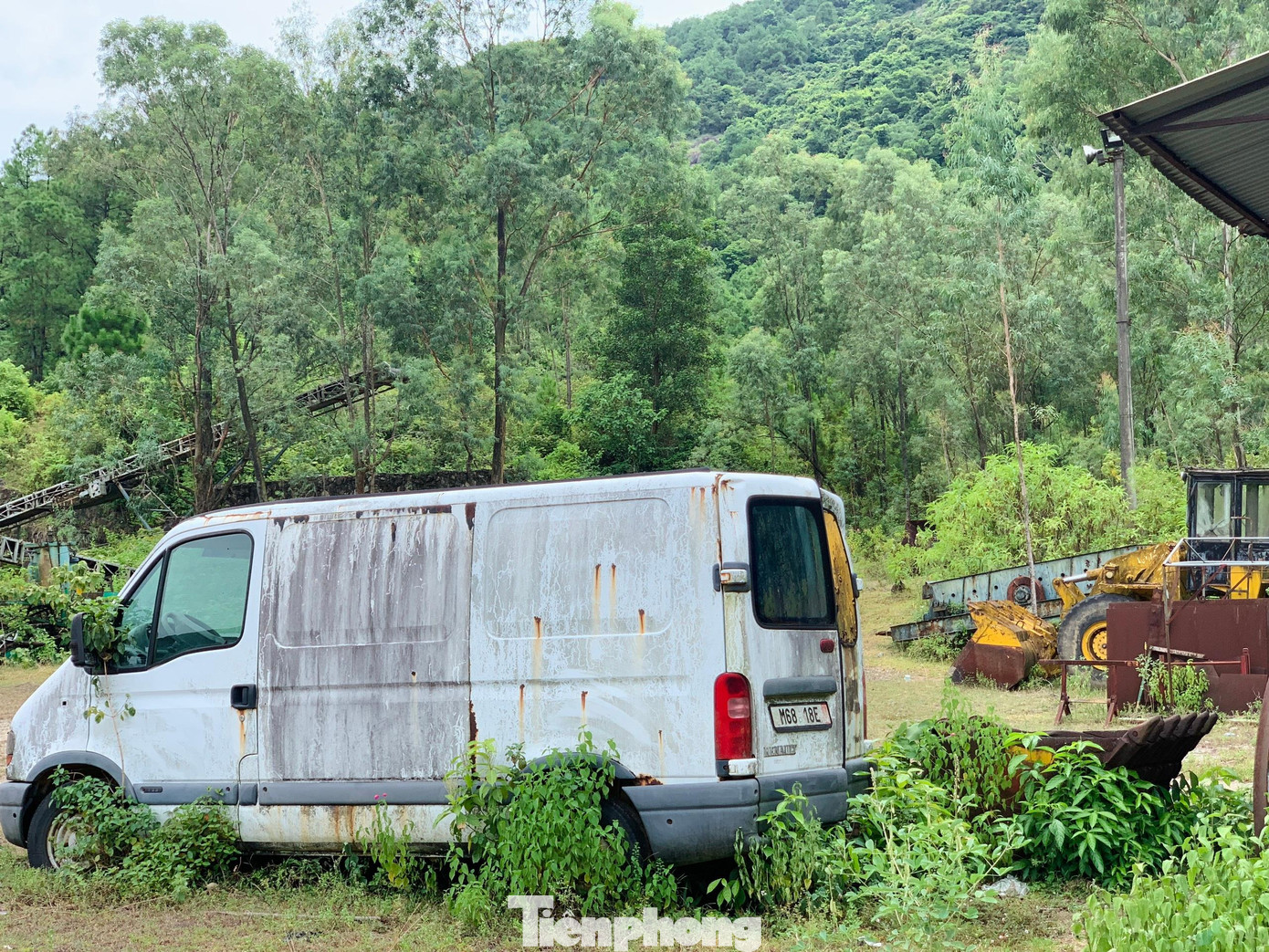 Ô tô, máy móc tại các mỏ dừng hoạt động để lâu không sử dụng trở thành đống sắt vụn, vừa gây lãng phí, vừa có nguy cơ ô nhiễm môi trường. Ô tô, máy móc tại các mỏ dừng hoạt động để lâu không sử dụng trở thành đống sắt vụn, vừa gây lãng phí, vừa có nguy cơ ô nhiễm môi trường.