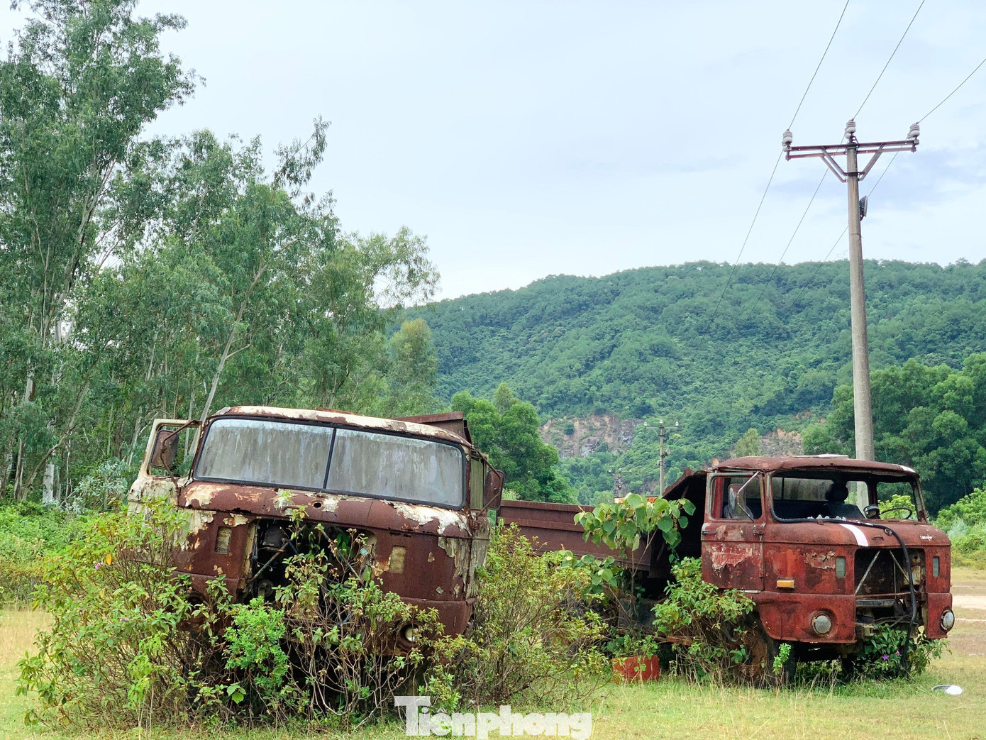 Tuy nhiên sau nhiều năm bị yêu cầu đóng cửa, tại một số mỏ máy móc vẫn chưa được thu dọn để lại khung cảnh ngổn ngang, hoang tàn như một 'nghĩa địa'.. Tuy nhiên sau nhiều năm bị yêu cầu đóng cửa, tại một số mỏ máy móc vẫn chưa được thu dọn để lại khung cảnh ngổn ngang, hoang tàn như một 'nghĩa địa'..