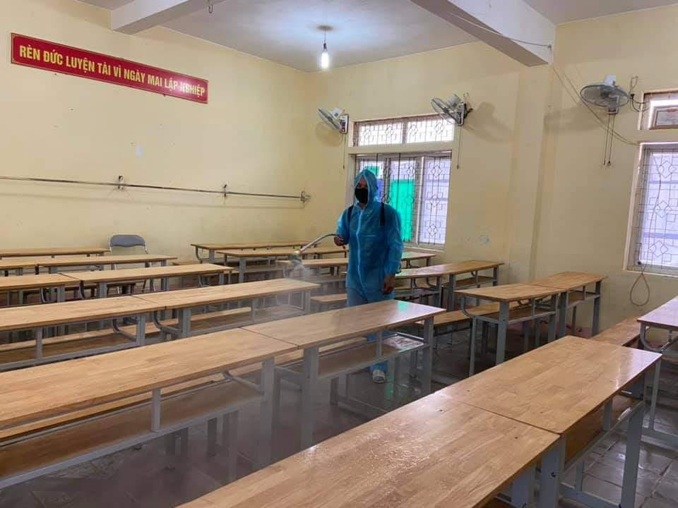 Phun khử khuẩn tại các phòng thì. Phun khử khuẩn tại các phòng thì.