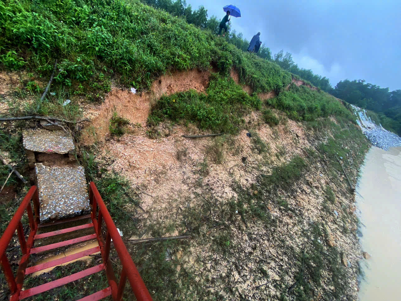 Phần mái đập hư hỏng nghiêm trọng. Phần mái đập hư hỏng nghiêm trọng.