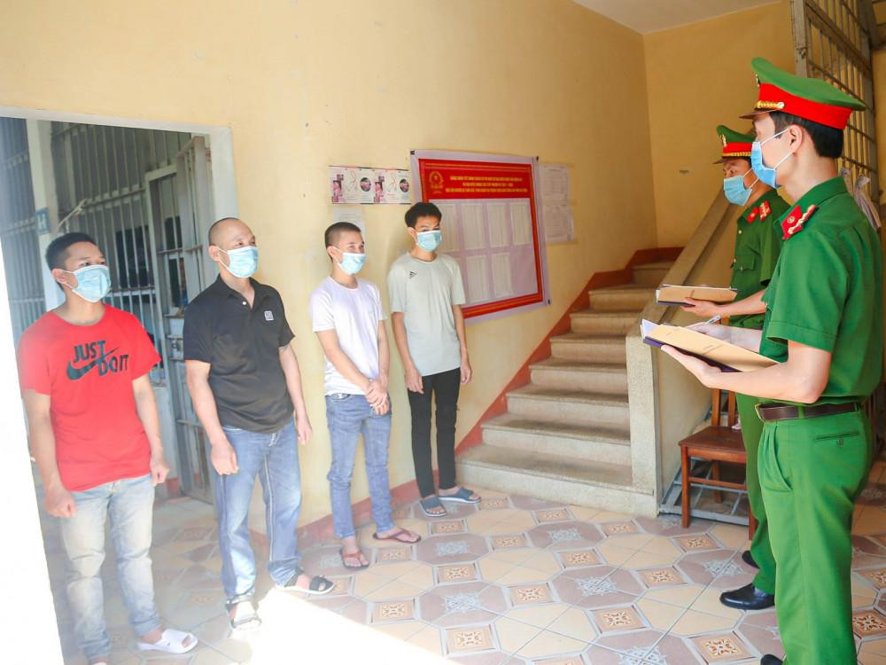 Chiến sĩ công an hướng dẫn những đại biểu được ứng cử để người bị tạm giam, tạm giữ hiểu được trách nhiệm, nghĩa vụ của công dân.