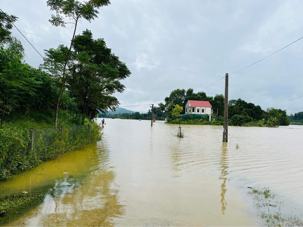 Theo báo cáo của Ban chỉ huy PCTT và TKCN tỉnh Hà Tĩnh, mưa lớn khiến nhiều tuyến đường bị hư hỏng nặng, 2 người bị thương do kê đồ tránh lũ.