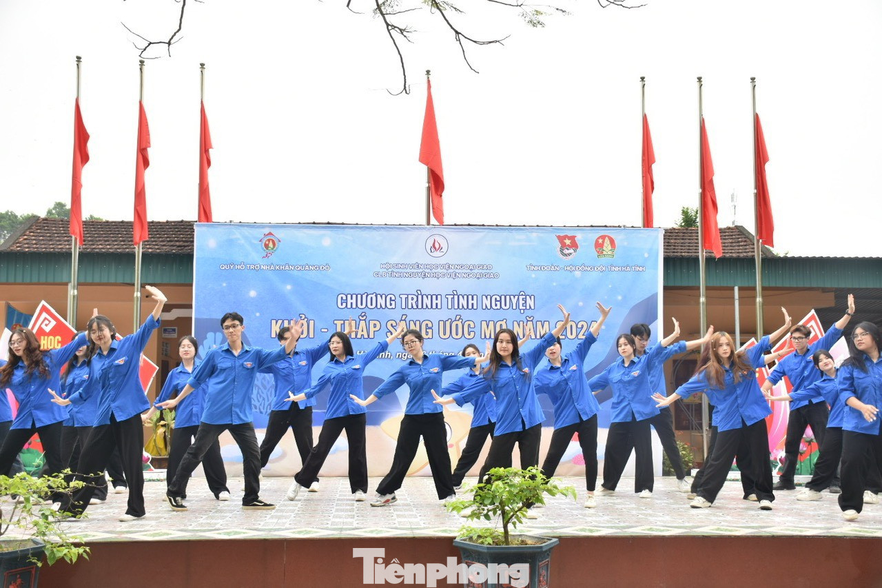 Một số hoạt động văn nghệ trong chương trình.