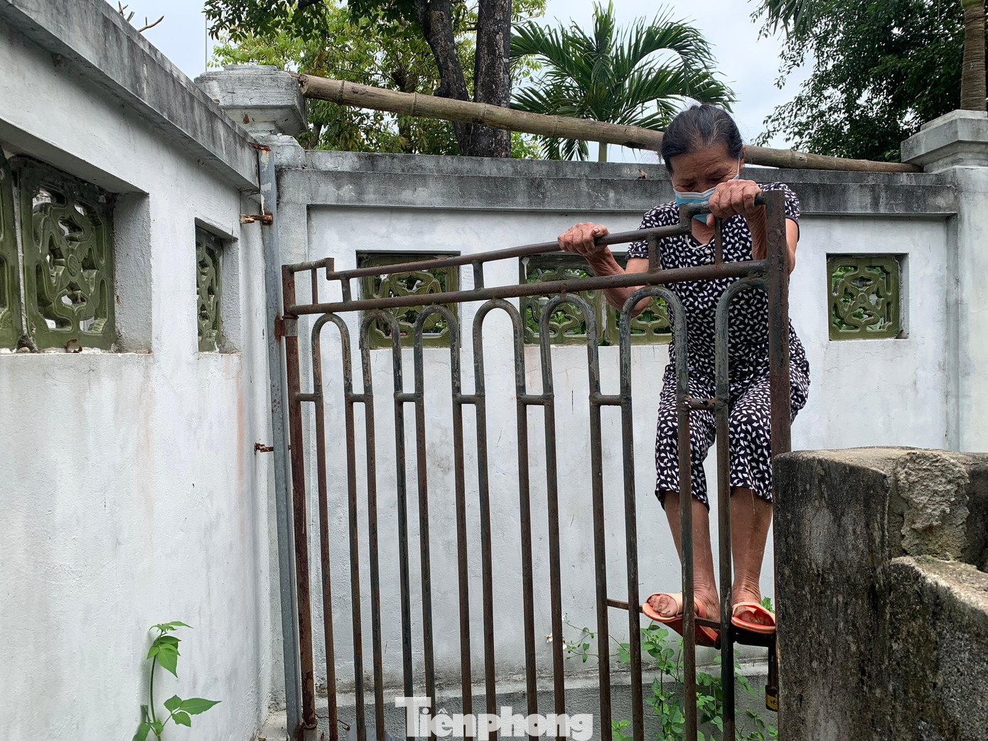 Lối đi trước đây thống nhất sẽ mở cho dân đi lại nhưng khi làm xong khuôn viên trên phần đường cũ của dân, ban quản lý đền thờ khoá kín cổng lại. Người dân muốn đi qua phải trèo.