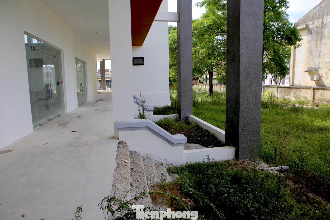 Liên quan đến vấn đề này, một lãnh đạo huyện Hương Sơn cho biết, dự án dở dang do đơn vị tài trợ gặp khó khăn, không thể tiếp tục đầu tư theo kế hoạch. Vì thế sau khi họp bàn với đơn vị tài trợ, nhà thầu đã thống nhất phương án họ sẽ triển khai hoàn thiện xong giai đoạn 1, còn giai đoạn 2 huyện bổ sung ngân sách khoảng hơn 8 tỷ đồng để thực hiện và sớm hoàn thành bàn giao công trình đi vào sử dụng.