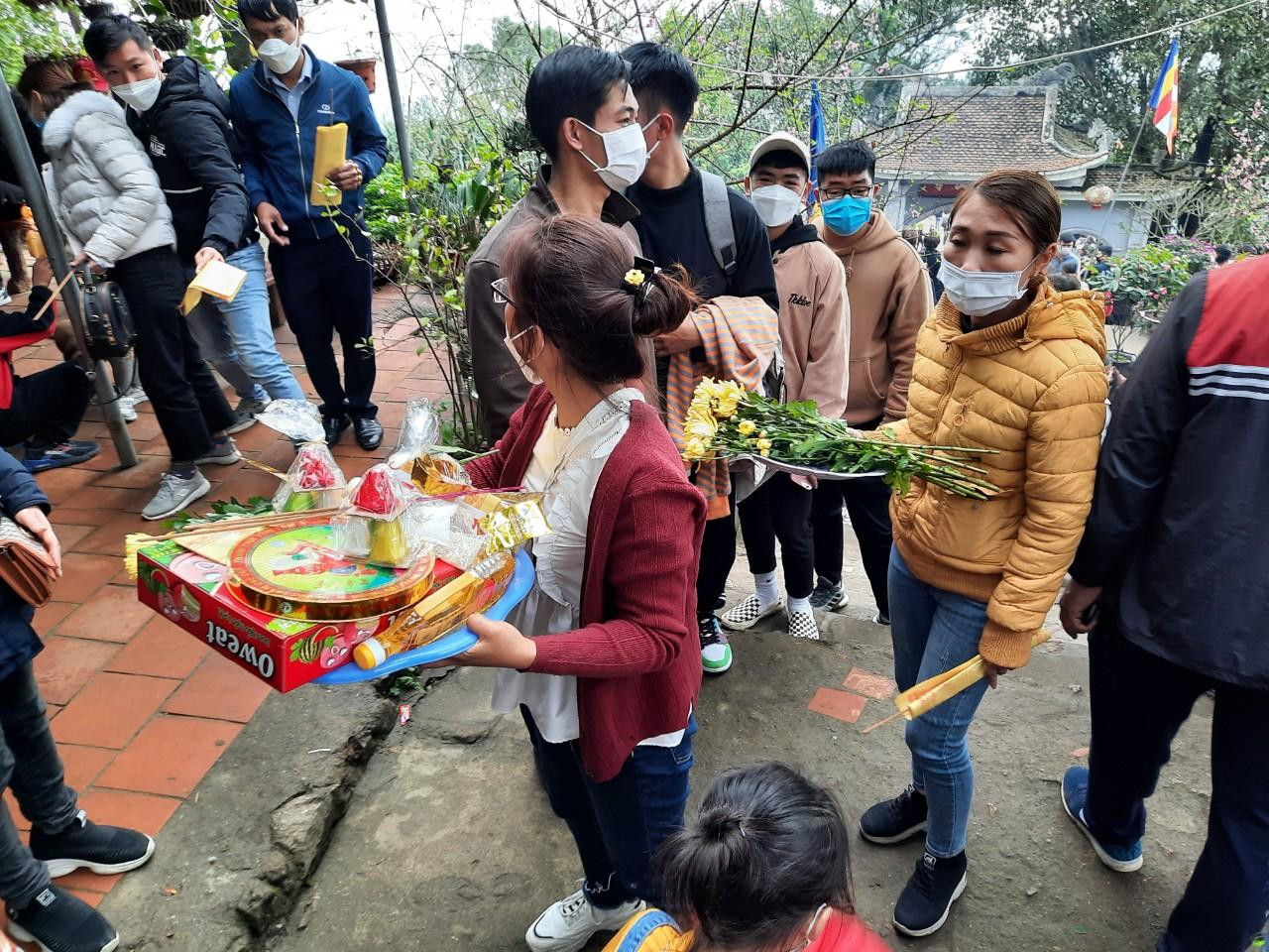 Trong khuôn viên chùa Hương Tích, ngoài ngôi thượng điện thì khu vực đặt tượng "hổ thần" cũng là nơi thu hút rất đông du khách.