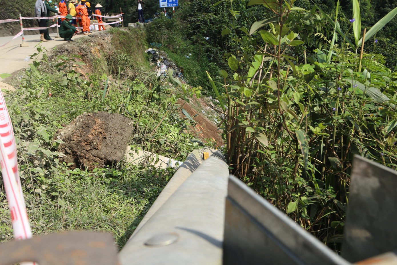 Khu vực xung quanh quặng rơi vãi khắp nơi. Phần tôn hộ lan dài khoảng 20m bị xe đầu kéo làm hư hỏng, gãy nát.