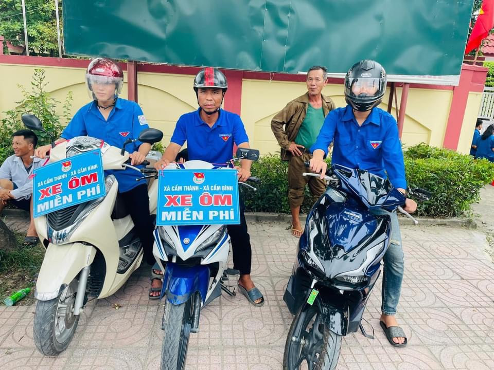 Đoàn xã Cẩm Thành, Cẩm Bình tổ chức xe ôm miễn phí, đưa đón thí sinh đến điểm thi và về nhà.