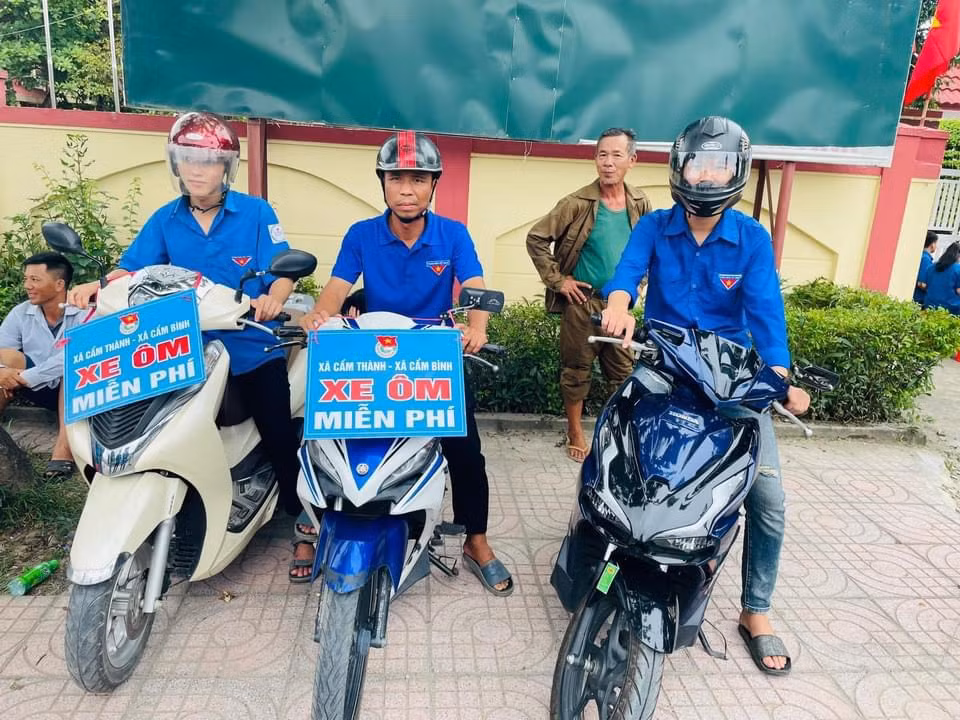 Đoàn xã Cẩm Thành, Cẩm Bình tổ chức xe ôm miễn phí, đưa đón thí sinh đến điểm thi và về nhà.