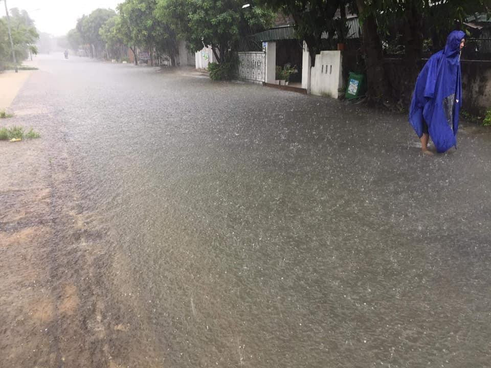 Mưa lớn nước ngập mấp mé vào nhà ở thị xã Kỳ Anh.