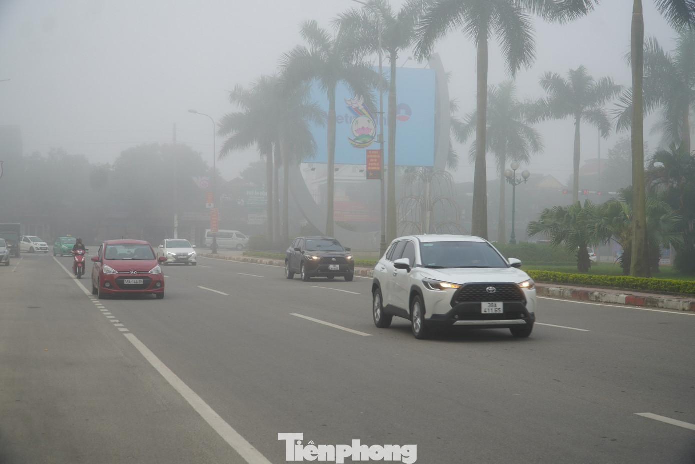 Gần 10h sáng cùng ngày, nắng lên, lớp sương mù dày tan dần. Các công việc của người dân trên địa bàn thành phố Hà Tĩnh bắt đầu trở lại bình thường.