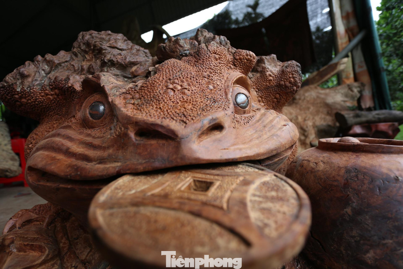 “Khó khăn nhất khiến tôi lo là việc tìm kiếm nguồn khách hàng vì dù mình có làm đẹp đến mấy mà không có khách hàng thì cũng sợ. Lúc đó kinh phí lập nghiệp khoảng 200 triệu, số tiền này đi vay mượn hết nên gia đình, người thân ai cũng lo lắng”, anh Tuấn nói. “Khó khăn nhất khiến tôi lo là việc tìm kiếm nguồn khách hàng vì dù mình có làm đẹp đến mấy mà không có khách hàng thì cũng sợ. Lúc đó kinh phí lập nghiệp khoảng 200 triệu, số tiền này đi vay mượn hết nên gia đình, người thân ai cũng lo lắng”, anh Tuấn nói.