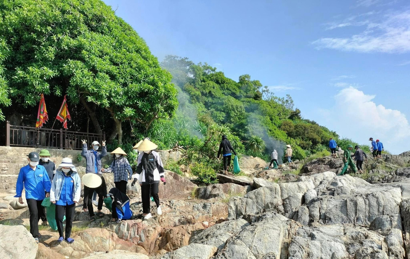 Trong ngày đã hỗ trợ xây dựng 21 vườn mẫu, 9 khu dân cư mẫu, phá bỏ 80 vườn tạp, chỉnh trang khuôn viên 3 nhà văn hoá thôn; trồng mới và cắt tỉa, chăm sóc hơn 8km hàng rào xanh, 5,5km đường giao thông nông thôn, lắp đặt gần 3km đường điện thắp sáng làng quê...