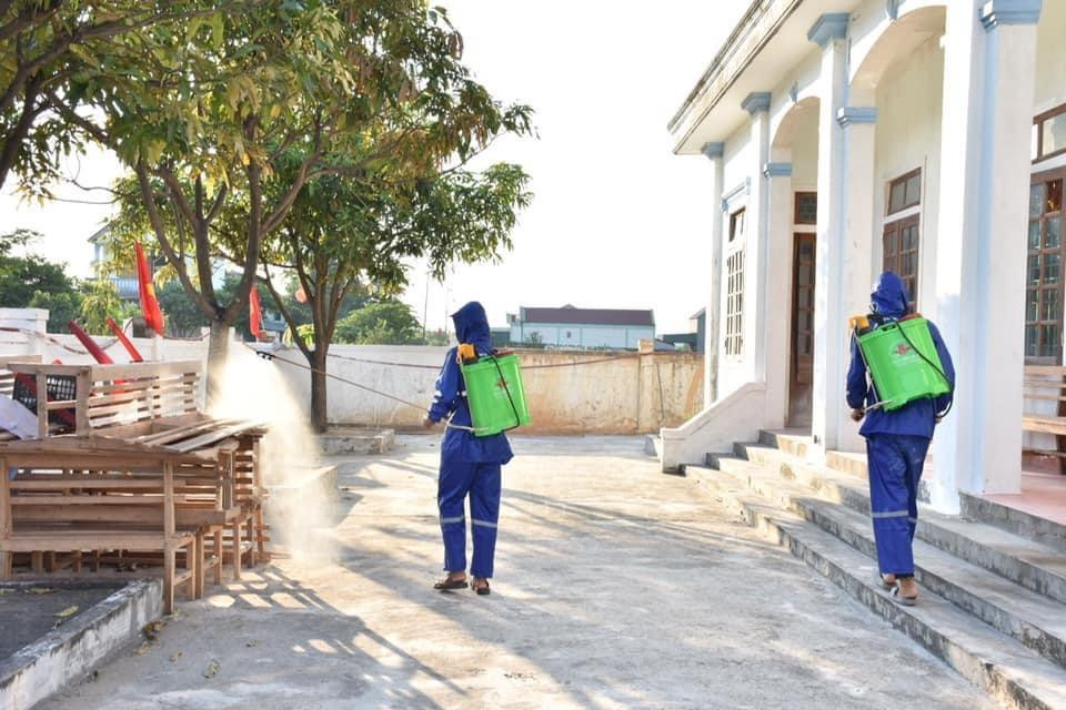 Lực lượng đoàn thanh niên dọn dẹp vệ sinh, trang trí hội trường; nhóm hỗ trợ phun khử trùng, bố trí sát khuẩn, khẩu trang, kính chắn giọt bắn; nhóm lo dán tờ rơi tuyên truyền thông điệp 5K, “7 nhớ khi bầu cử”…