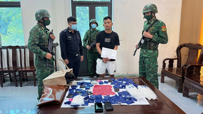 Nguyễn Đình Cường cùng tang vật bị lực lượng chức năng phát hiện, bắt giữ. Nguyễn Đình Cường cùng tang vật bị lực lượng chức năng phát hiện, bắt giữ.