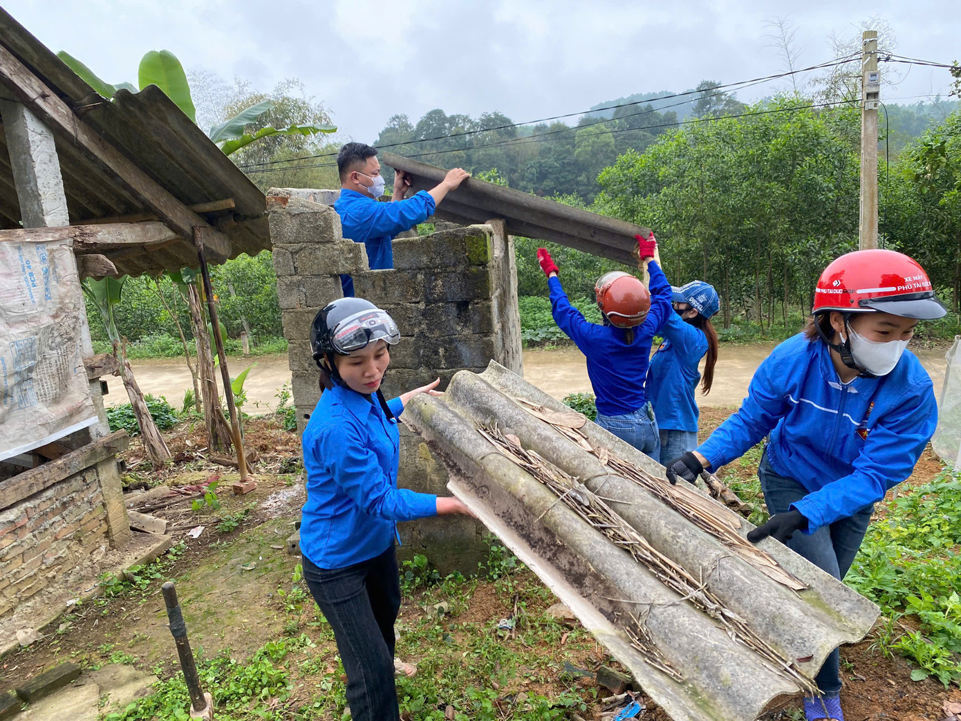 Những ngày này, tuổi trẻ huyện Hương Sơn cũng chia thành nhiều đội hình tình nguyện nhằm góp sức trẻ hỗ trợ xóa nhà tạm, nhà dột nát cho người dân tại địa phương.