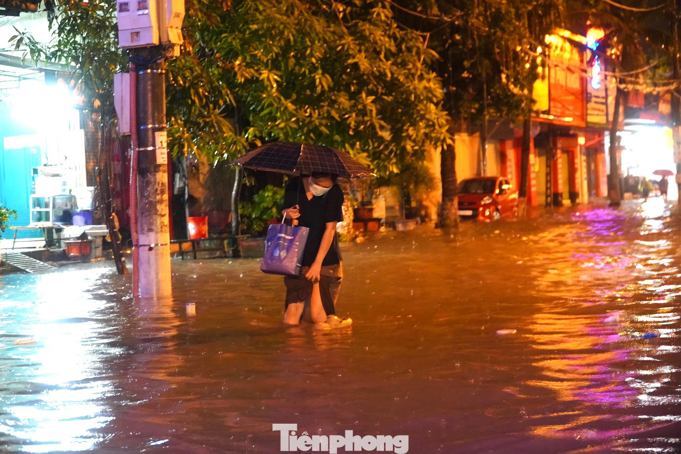 Phương tiện giao thông đi lại bị tê liệt, nhiều người dân phải lội nước để di chuyển về nhà trong đêm. Phương tiện giao thông đi lại bị tê liệt, nhiều người dân phải lội nước để di chuyển về nhà trong đêm.