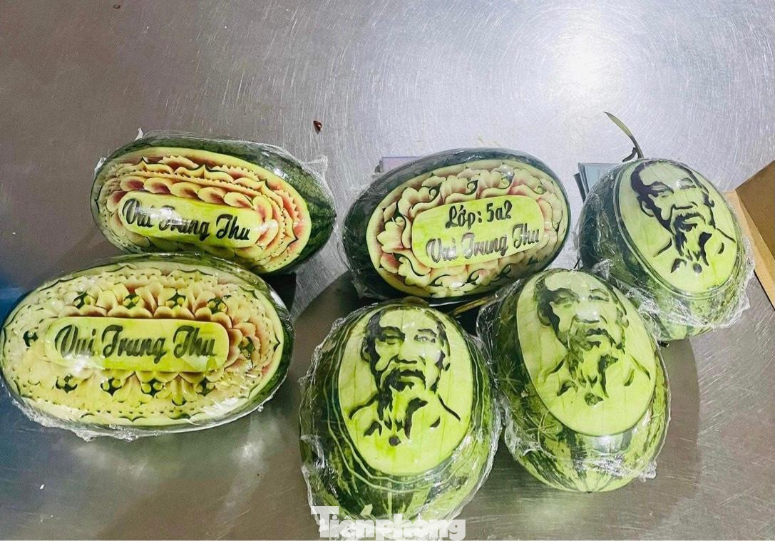 Theo anh Thiết, một trong những hình ảnh được nhiều khách hàng chọn lựa, ưa thích nhất là hình Bác Hồ. Với hình ảnh này anh chọn lựa những quả dưa to, tròn và dùng các loại dao, kéo để cắt tỉa. Công đoạn này đòi hỏi sự khéo léo, tỷ mỉ. Theo anh Thiết, một trong những hình ảnh được nhiều khách hàng chọn lựa, ưa thích nhất là hình Bác Hồ. Với hình ảnh này anh chọn lựa những quả dưa to, tròn và dùng các loại dao, kéo để cắt tỉa. Công đoạn này đòi hỏi sự khéo léo, tỷ mỉ.