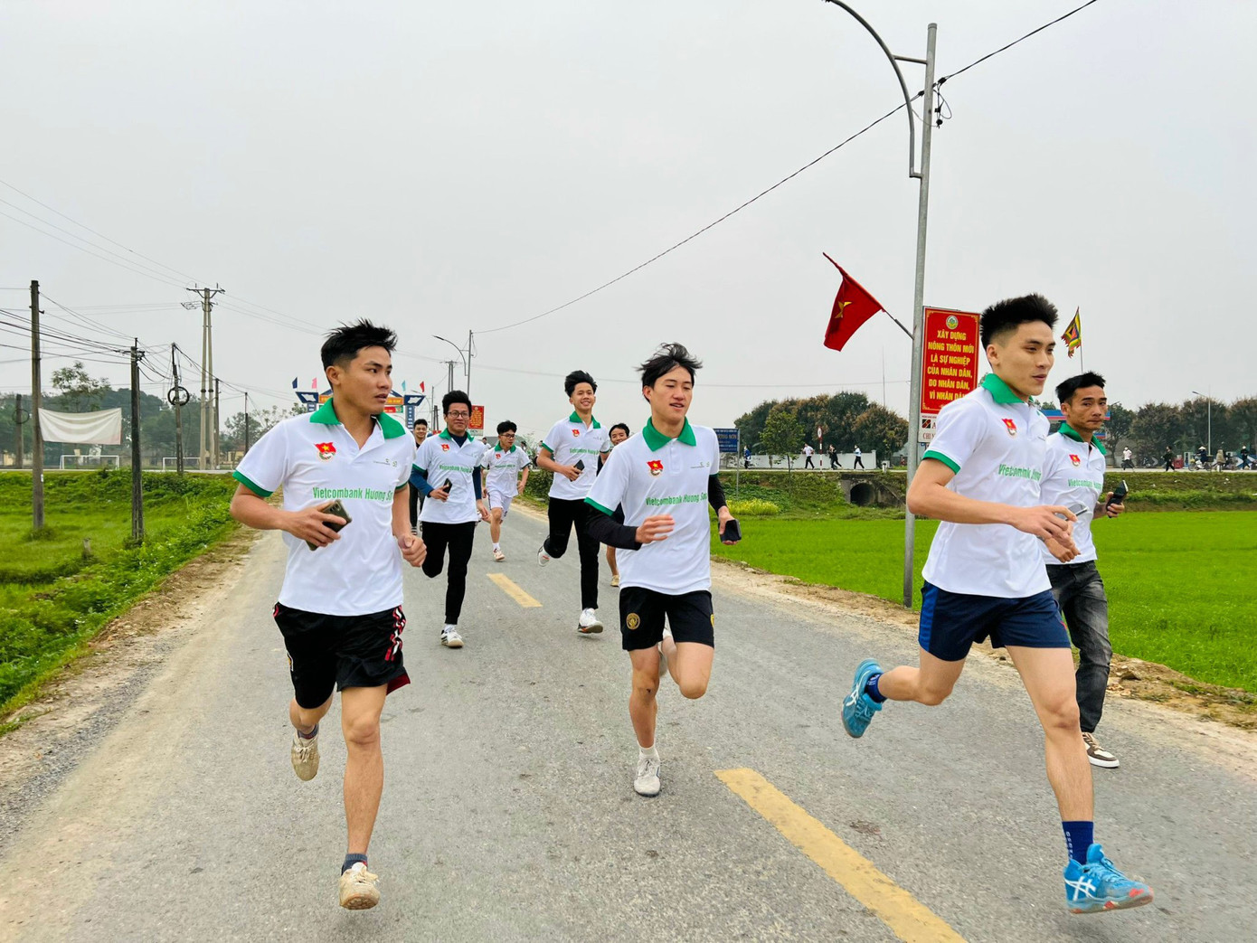 Lực lượng đoàn viên thanh niên huyện Hương Sơn cùng tham gia giải chạy trực tuyến “RUN AND GET GIFTS”.