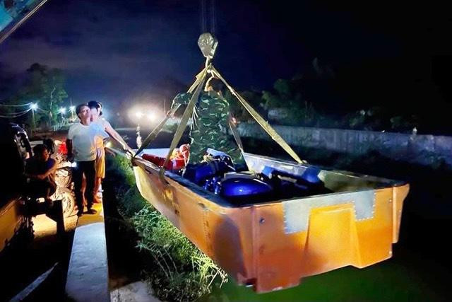 Trong đêm lực lượng chức năng huy động phương tiện tìm kiếm tung tích nam sinh.