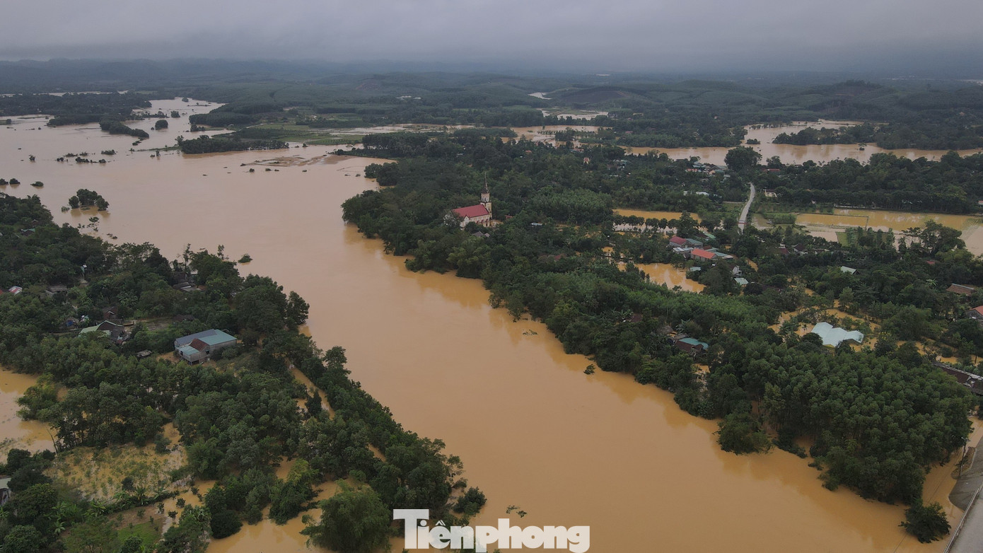 Mưa lớn khiến nước lũ lên nhanh, gây ngập sâu tại nhiều địa bàn huyện Hương Khê. Theo báo cáo nhanh của Ban Chỉ huy phòng chống thiên tai và tìm kiếm cứu nạn tỉnh Hà Tĩnh, tại huyện Hương Khê có 5.494 hộ dân bị nước vào vườn; hàng chục điểm trường học, hội quán và bưu điện bị ngập; nhiều tuyến đường giao thông, cầu tràn bị ngập, sạt lở nghiêm trọng. Cũng tại huyện Hương Khê, mưa lũ đã khiến 2 người chết, 1 người mất tích...
