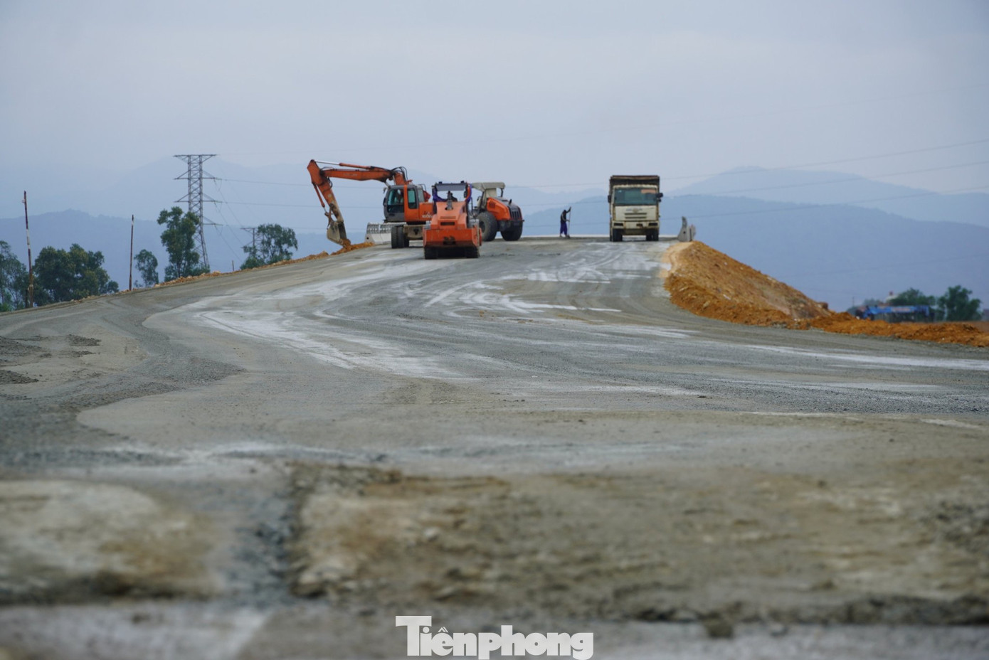 Theo thỏa thuận, quá trình thi công phải có 2 làn xe hai bên cầu vượt quốc lộ 8, kết cấu đường công vụ có mặt đường kết cấu láng nhựa; đảm bảo hệ thống báo hiệu đường bộ đầy đủ, sáng rõ; hệ thống thoát nước dọc… Nhưng thực tế nhà thầu chỉ thực hiện 1 bên phía phải tuyến quốc lộ 8 (theo hướng di chuyển từ TX Hồng Lĩnh đi Đức Thọ).