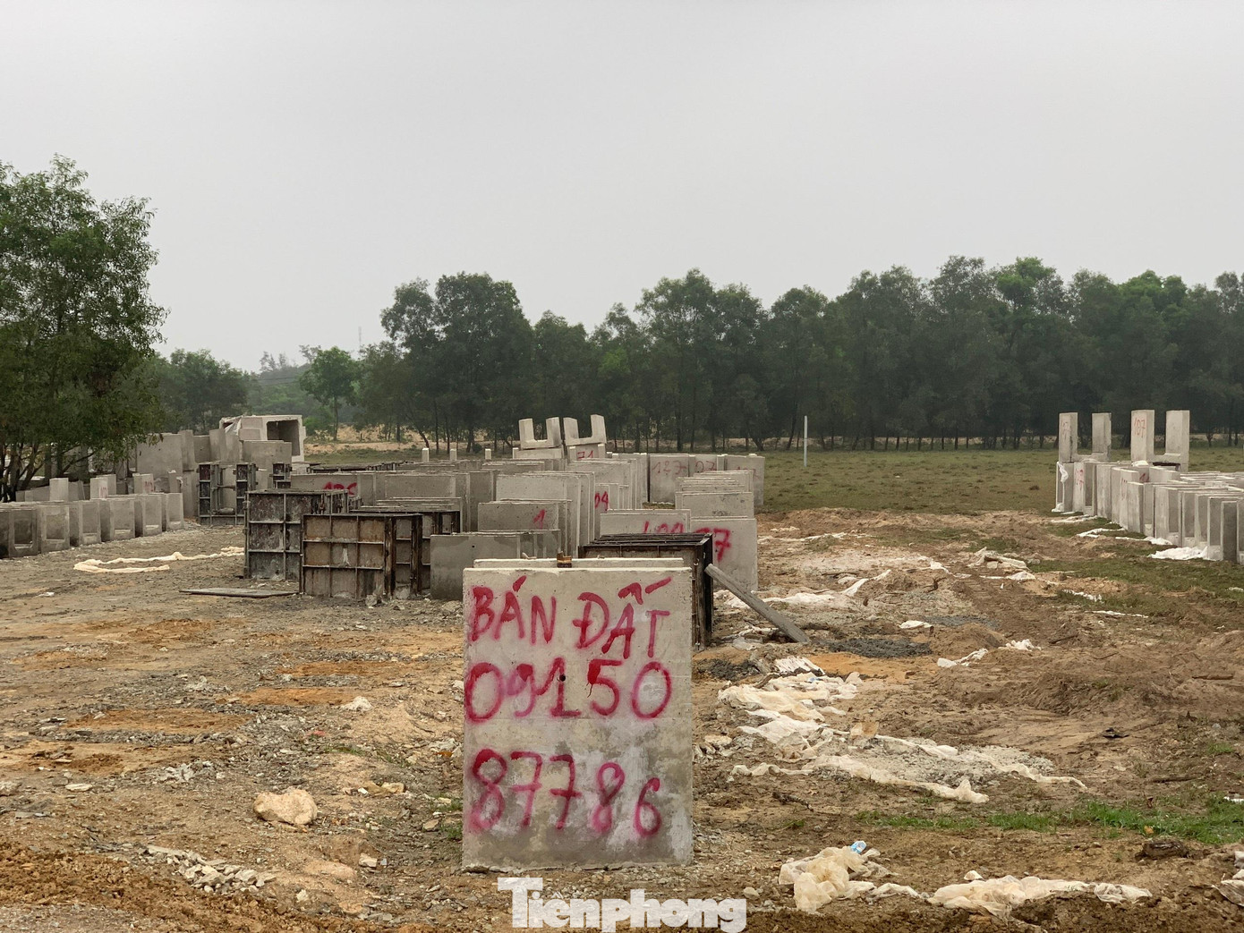 Thậm chí những đường ống bê tông cũng được tận dụng ghi số điện thoại để bán đất.