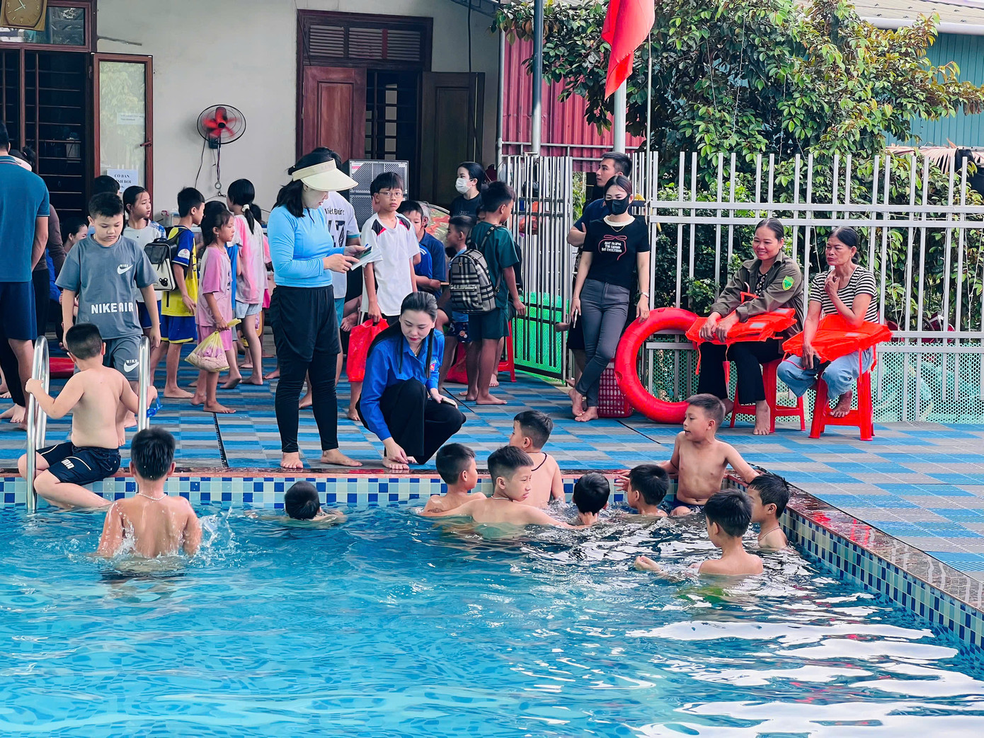 Tham gia hướng dẫn là các huấn luyện viên trẻ có chuyên môn, từng qua đào tạo nghiệp vụ cứu hộ, cứu nạn và kỹ thuật bơi cơ bản. Bên cạnh kỹ năng bơi, các em còn được học cách xử lý tình huống khi gặp người bị nạn, nhận biết khu vực nguy hiểm và nguyên tắc “4 không” khi tắm sông, suối.