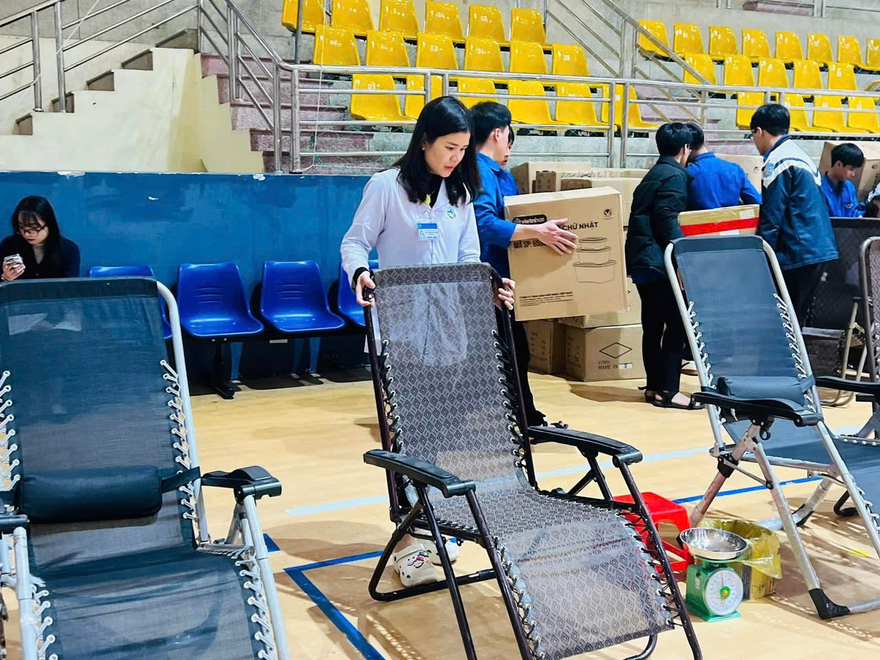 Đoàn viên thanh niên chuẩn bị các công tác nhằm đảm bảo nơi lấy máu an toàn. Đoàn viên thanh niên chuẩn bị các công tác nhằm đảm bảo nơi lấy máu an toàn.