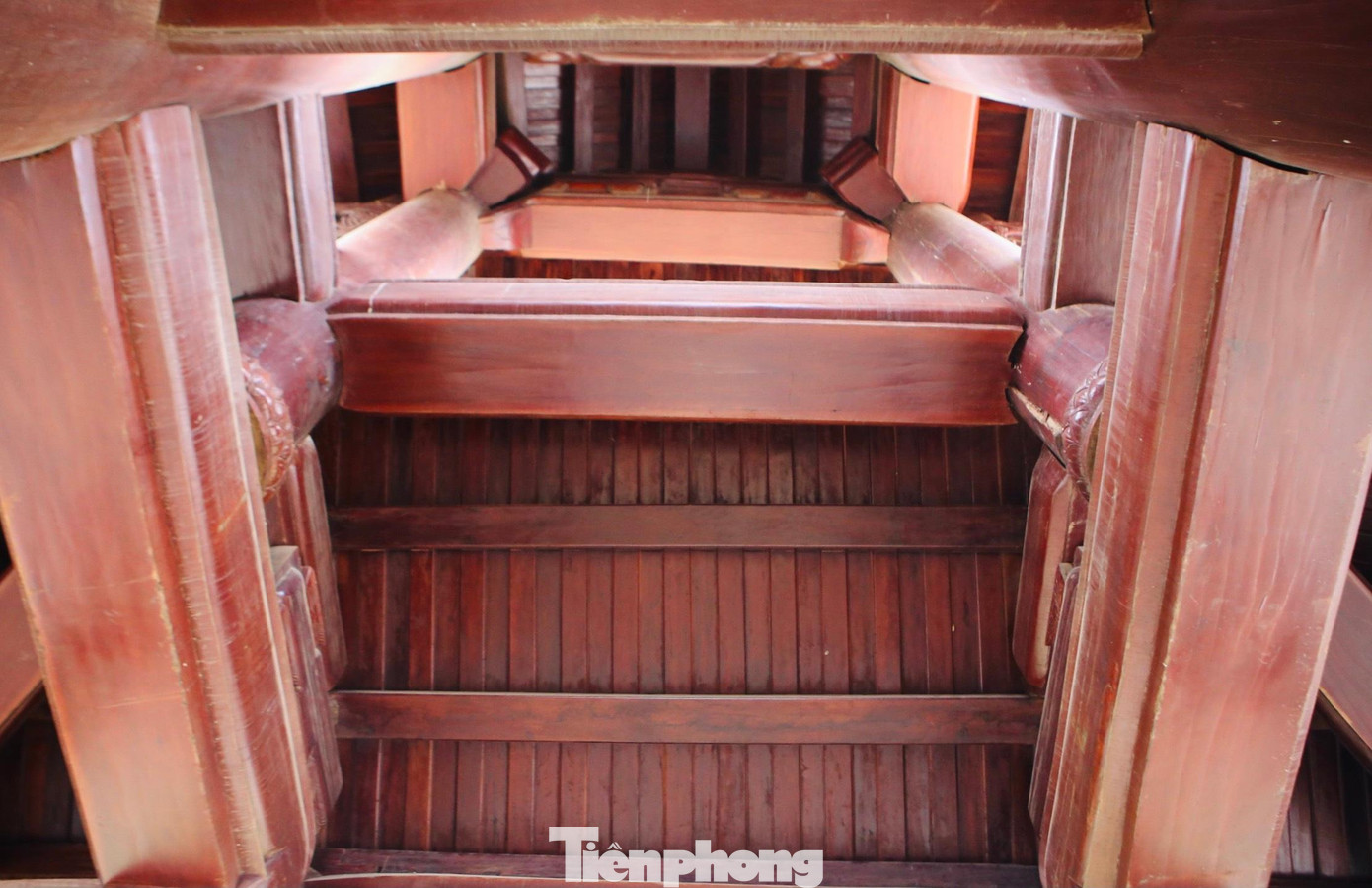 Bên trong cổng gỗ làm rất cầu kỳ, với nhiều chi tiết mái.