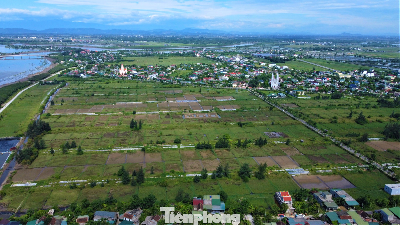 Xã Hộ Độ (thành phố Hà Tĩnh) là vùng đất nhiễm mặn, không thể canh tác hoa màu. Từ bao đời nay, người dân nơi đây gắn bó với nghề muối truyền thống. Thế nhưng, khoảng vài năm trở lại đây, khi giá muối xuống thấp, người dân dần bỏ nghề, kiếm công việc khác.