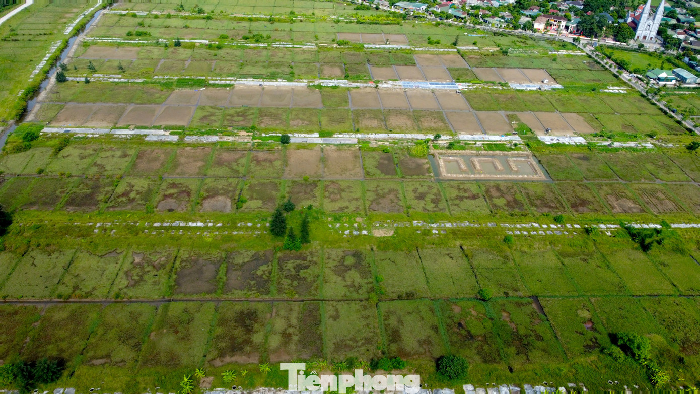 Nhìn từ trên cao, cánh đồng như một tấm thảm xám mốc loang lổ, không còn chút hơi thở của một “thủ phủ” muối trăm năm tuổi.