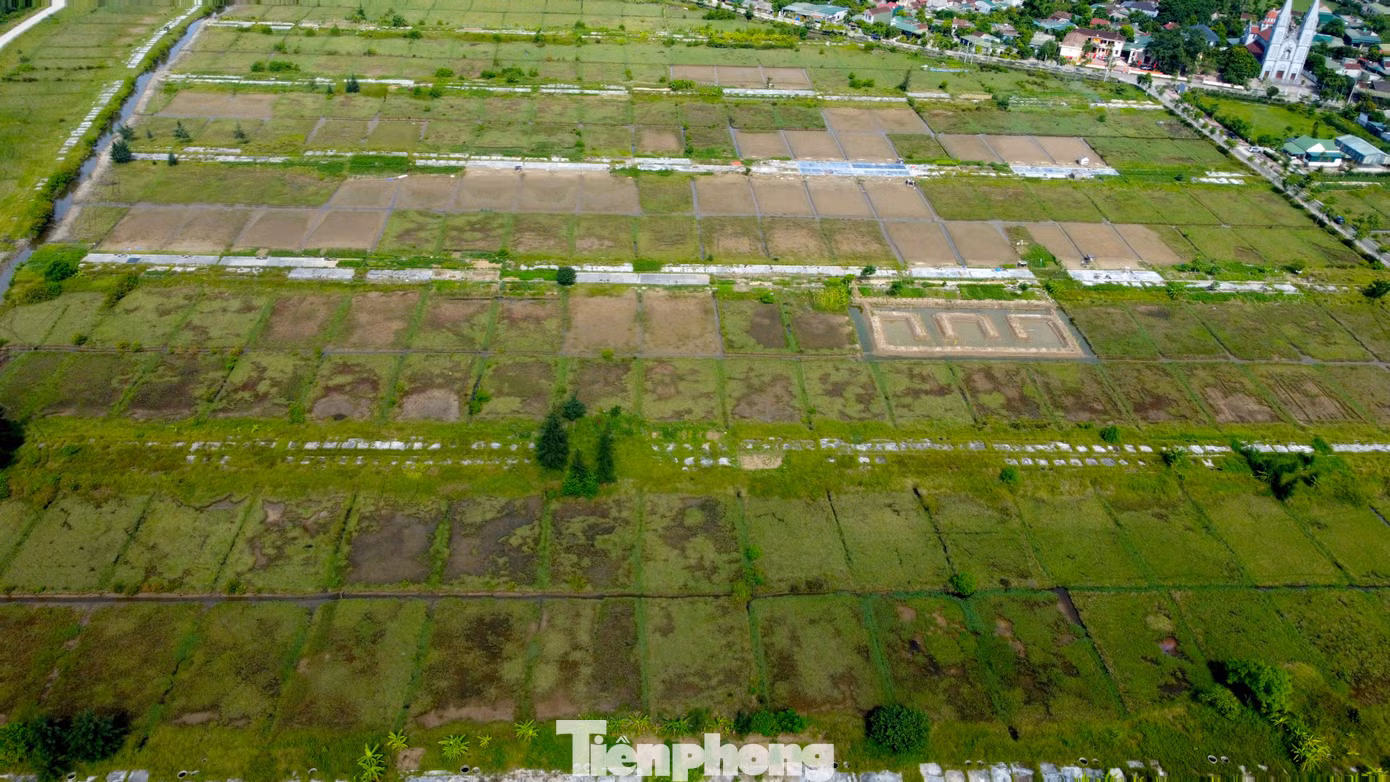 Nhìn từ trên cao, cánh đồng như một tấm thảm xám mốc loang lổ, không còn chút hơi thở của một “thủ phủ” muối trăm năm tuổi.